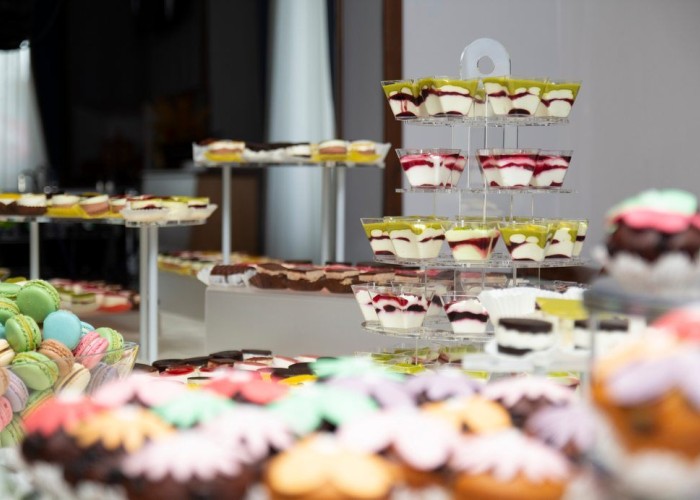 Candy Bar 100% Personalizat pentru Evenimentul Tău